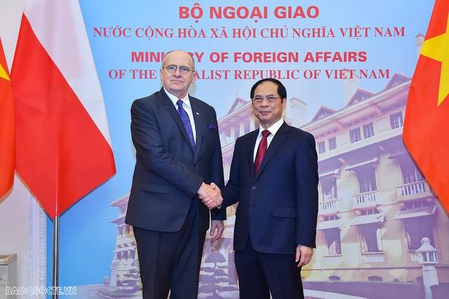 Minister of Foreign Affairs holds talks with Polish counterpart - Ảnh 1.